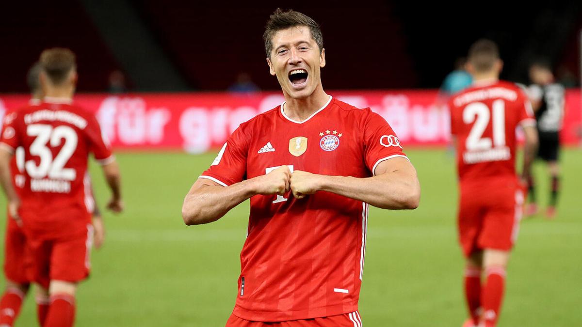 Robert Lewandowski celebrates with Bayer Munich teammates